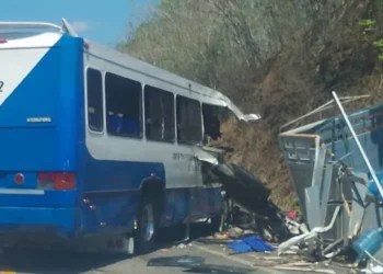 VIDEO: ¡Fatídico encontronazo Huatulco! Tres muertos sobre la Carretera Federal 200