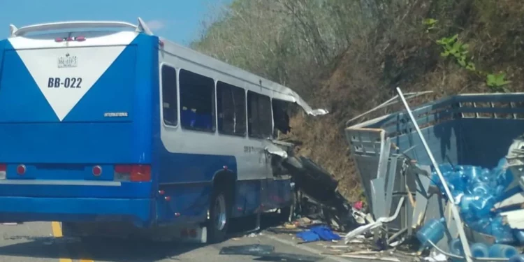 VIDEO: ¡Fatídico encontronazo Huatulco! Tres muertos sobre la Carretera Federal 200
