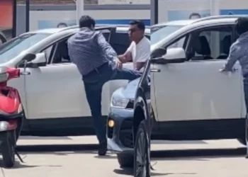 ¡De la fila al ring! Tensión por la gasolina termina en pelea frente a estación de servicio