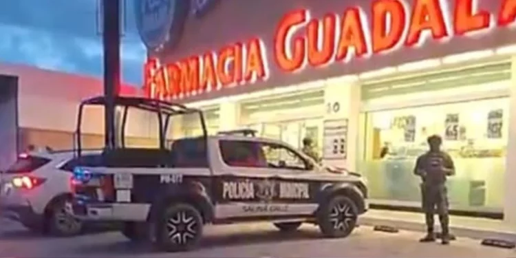 Asaltan por tercera vez la misma farmacia en Salina Cruz; delincuentes vuelven a escapar sin ser detenidos