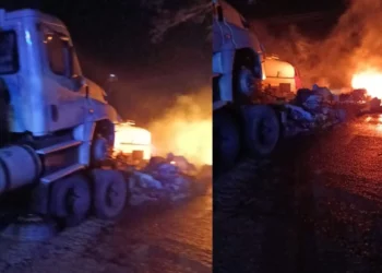 Voraz incendio consume dos tráileres sobre la Carretera Federal 190 en el Istmo