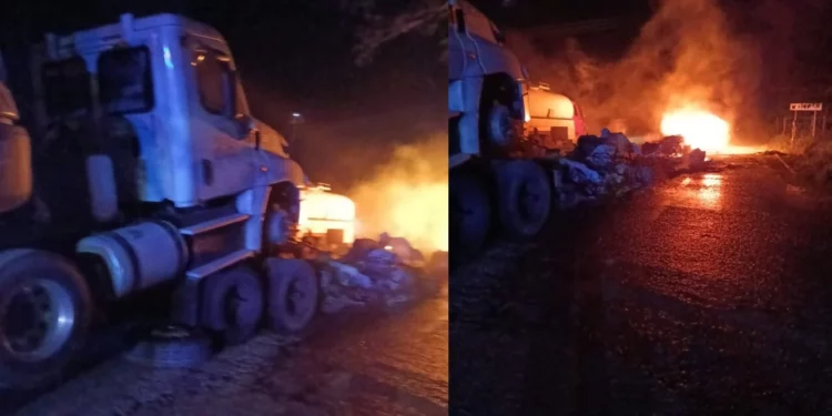 Voraz incendio consume dos tráileres sobre la Carretera Federal 190 en el Istmo