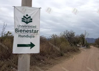 Foto: IA // Cartel señalando la ubicación de la Universidad Bienestar en Itundujia.