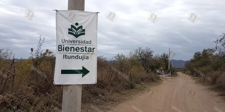 Foto: IA // Cartel señalando la ubicación de la Universidad Bienestar en Itundujia.