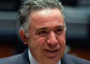Bajo la sombra de las acusaciones, Enrique Inzunza reaparece en el senado de manera virtual