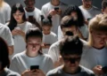 ¿Qué pasa si dejas el celular por 3 semanas? Experimento masivo revela impactantes beneficios en jóvenes