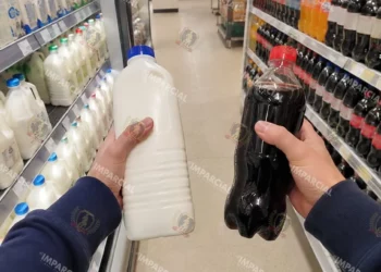 Foto: IA – ilustrativa // Cada mexicano consume, en promedio, 148 litros de leche al año, inferior a los 166 litros de refresco en el mismo periodo.