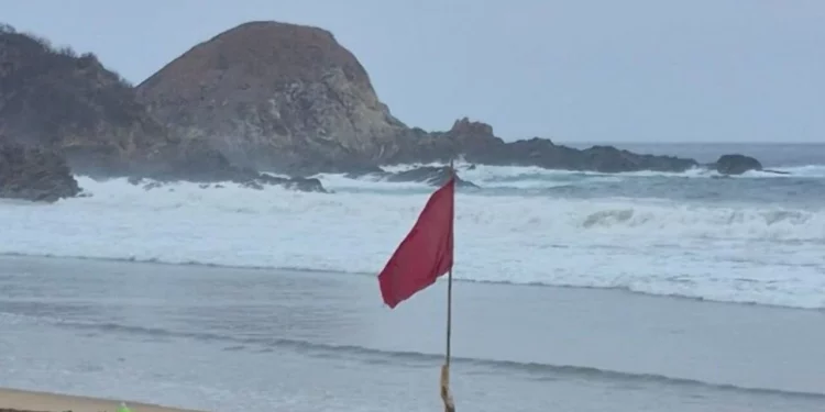 Cierran puerto de Huatulco por intensificación de depresión tropical y tormentas eléctricas