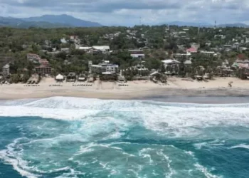 ¡Peligro en el mar! Suspenden navegación en Puerto Escondido por oleaje extremo