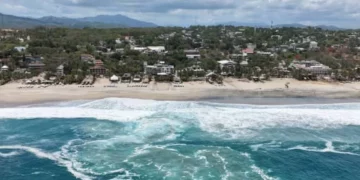 ¡Peligro en el mar! Suspenden navegación en Puerto Escondido por oleaje extremo