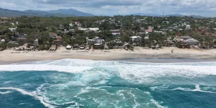 ¡Peligro en el mar! Suspenden navegación en Puerto Escondido por oleaje extremo