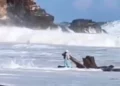 VIDEO | Desafía al mar e ignora alertas por Boris y mar de fondo: imprudencia en playa de Oaxaca desata críticas