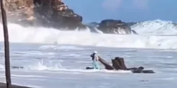 VIDEO | Desafía al mar e ignora alertas por Boris y mar de fondo: imprudencia en playa de Oaxaca desata críticas