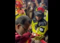 VIDEO | Tras 122 horas bajo los escombros, un niño vuelve a abrazar a su padre en medio del desastre en Venezuela