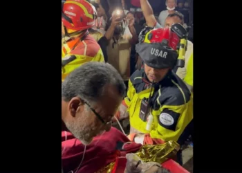 VIDEO | Tras 122 horas bajo los escombros, un niño vuelve a abrazar a su padre en medio del desastre en Venezuela