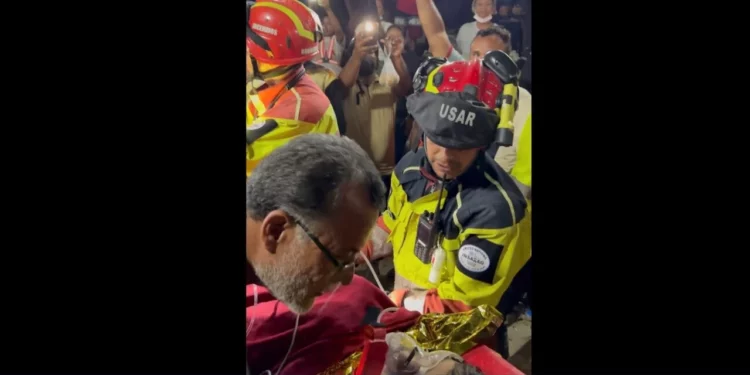 VIDEO | Tras 122 horas bajo los escombros, un niño vuelve a abrazar a su padre en medio del desastre en Venezuela