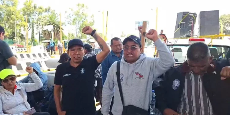 CNTE anuncia toma de casetas en todo el país; prevé afectaciones en principales autopistas hacia CDMX