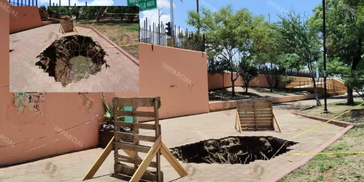 VIDEO | ¡El suelo cedió! Enorme socavón aparece en el Parque del Amor y expone riesgo latente