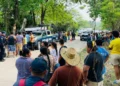 Habitantes de Hermanos Cedillo sumaron esfuerzos para rescatar a la pasajera que quedó prensada en la Urvan de “Autotransportes Bola”.