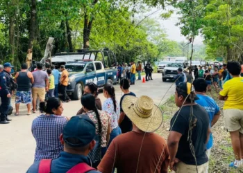Habitantes de Hermanos Cedillo sumaron esfuerzos para rescatar a la pasajera que quedó prensada en la Urvan de “Autotransportes Bola”.