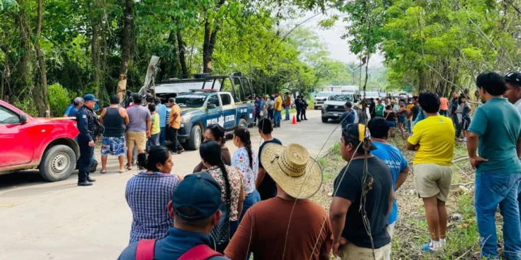 Habitantes de Hermanos Cedillo sumaron esfuerzos para rescatar a la pasajera que quedó prensada en la Urvan de “Autotransportes Bola”.