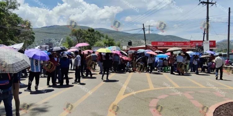 ¡Persisten bloqueos y tensiones en Oaxaca! Magisterio mantiene presión en puntos estratégicos