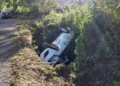 Taxi se despeña en carretera de Nochixtlán; septuagenario resulta lesionado