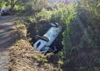 Taxi se despeña en carretera de Nochixtlán; septuagenario resulta lesionado
