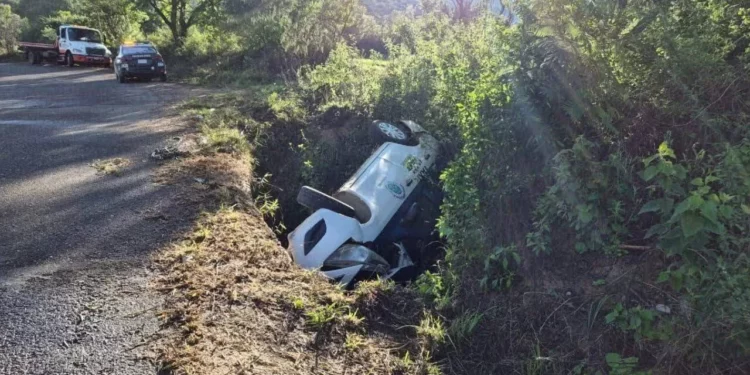 Taxi se despeña en carretera de Nochixtlán; septuagenario resulta lesionado