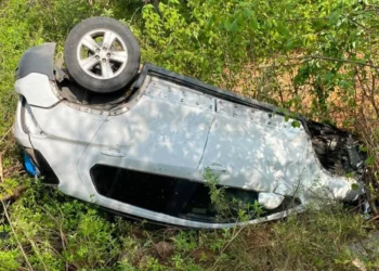 Aparatosa volcadura en la Carretera Federal 175 deja dos personas lesionadas