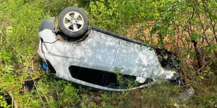 Aparatosa volcadura en la Carretera Federal 175 deja dos personas lesionadas