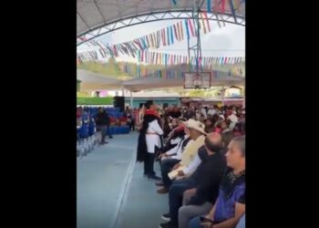 VIDEO | ¡El sismo lo sorprendió en pleno discurso! Gobernador de Chiapas llama a la calma en medio del terremoto