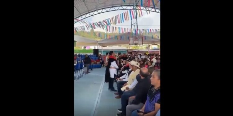 VIDEO | ¡El sismo lo sorprendió en pleno discurso! Gobernador de Chiapas llama a la calma en medio del terremoto