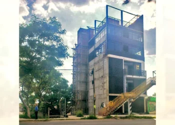 Corporaciones policiales y peritos de la Fiscalía de Oaxaca inspeccionaron el cubo del elevador en el “Edificio Kratos”.