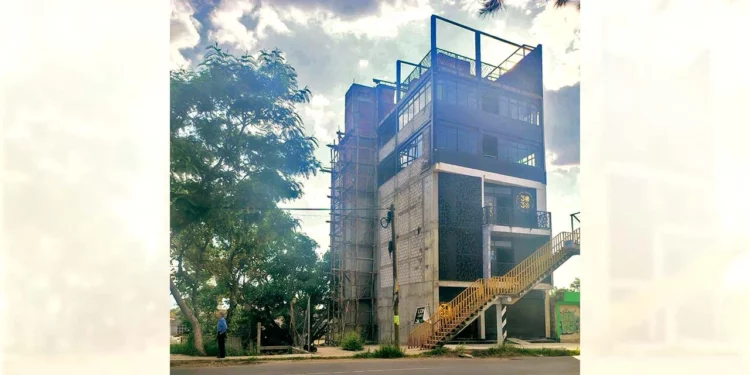 Corporaciones policiales y peritos de la Fiscalía de Oaxaca inspeccionaron el cubo del elevador en el “Edificio Kratos”.