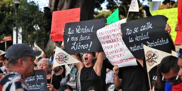 Foto: Redes sociales // Con pancartas defienden la actividad periodística.
