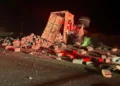 Tanto la camioneta del Estado de México como el camión de volteo blanco fueron remolcados al corralón mientras la Fiscalía de Oaxaca define las causas del impacto.