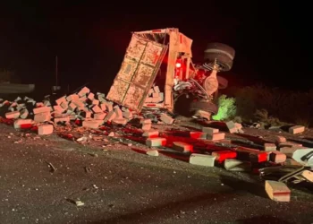 Tanto la camioneta del Estado de México como el camión de volteo blanco fueron remolcados al corralón mientras la Fiscalía de Oaxaca define las causas del impacto.
