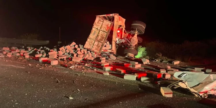 Tanto la camioneta del Estado de México como el camión de volteo blanco fueron remolcados al corralón mientras la Fiscalía de Oaxaca define las causas del impacto.