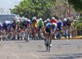 Fotos: Leobardo García Reyes // Echando un ojo para mantener el control de la Vuelta Oaxaca.