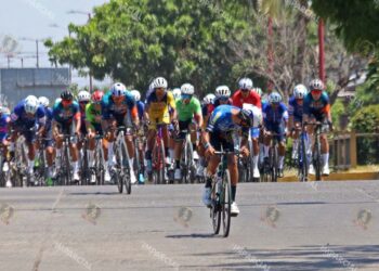 Fotos: Leobardo García Reyes // Echando un ojo para mantener el control de la Vuelta Oaxaca.