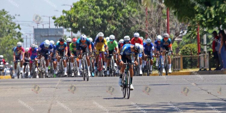 Fotos: Leobardo García Reyes // Echando un ojo para mantener el control de la Vuelta Oaxaca.