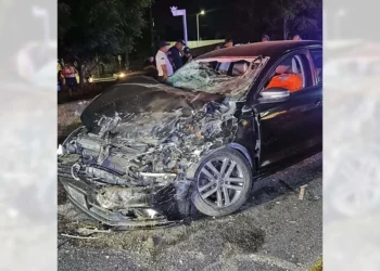 El brutal accidente dejó a dos personas lesionadas.
