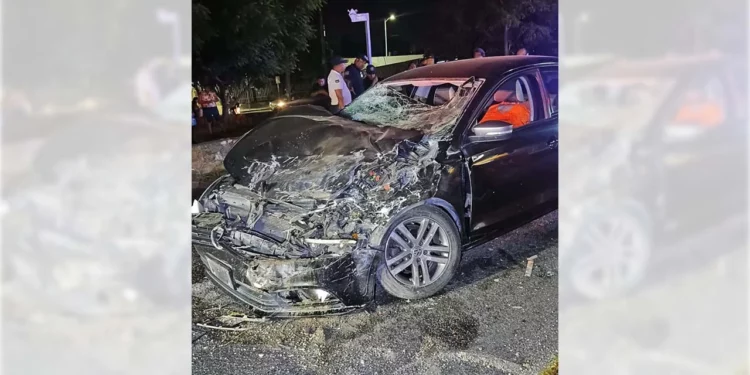 El brutal accidente dejó a dos personas lesionadas.