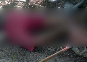 El cuerpo ensangrentado presentaba evidentes heridas producidas por proyectiles de arma de fuego.