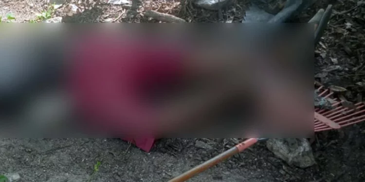 El cuerpo ensangrentado presentaba evidentes heridas producidas por proyectiles de arma de fuego.