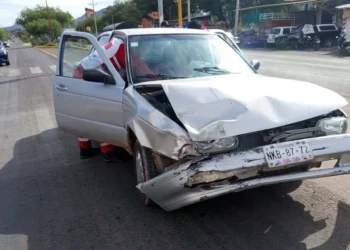 Elementos policiacos se movilizaron para abanderar la zona del siniestro.