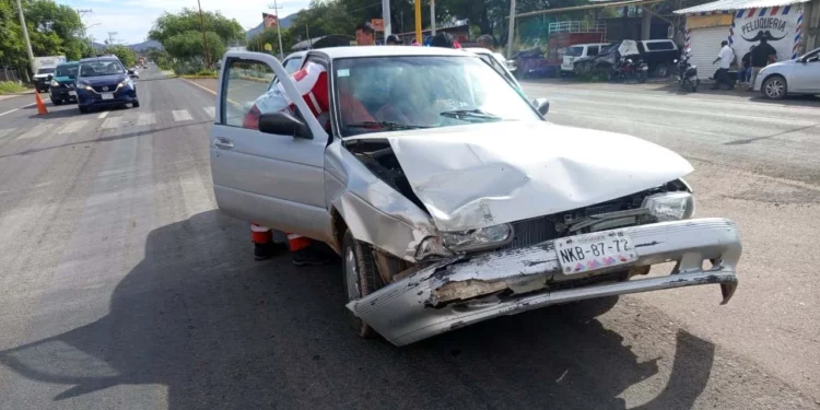 Elementos policiacos se movilizaron para abanderar la zona del siniestro.