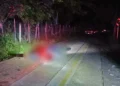 Una motocicleta de la marca Bajaj tipo Pulsar fue asegurada por peritos forenses como parte de las evidencias clave en el lugar del ataque.