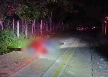 Una motocicleta de la marca Bajaj tipo Pulsar fue asegurada por peritos forenses como parte de las evidencias clave en el lugar del ataque.